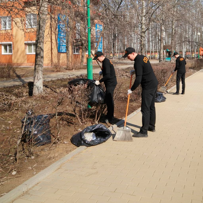 Уборка листьев в Отрадном